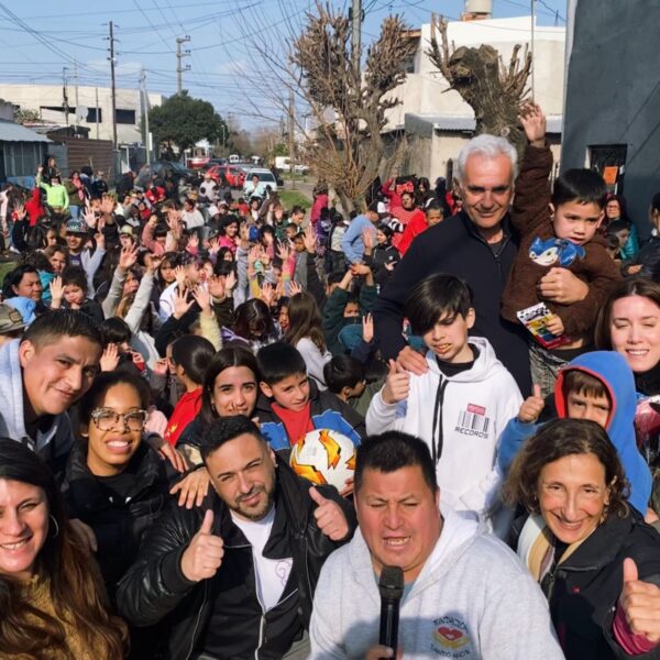 Abogados entregaron juguetes y encabezaron jornada solidaria previo al Día de la Niñez con pequeños de Bernal Oeste