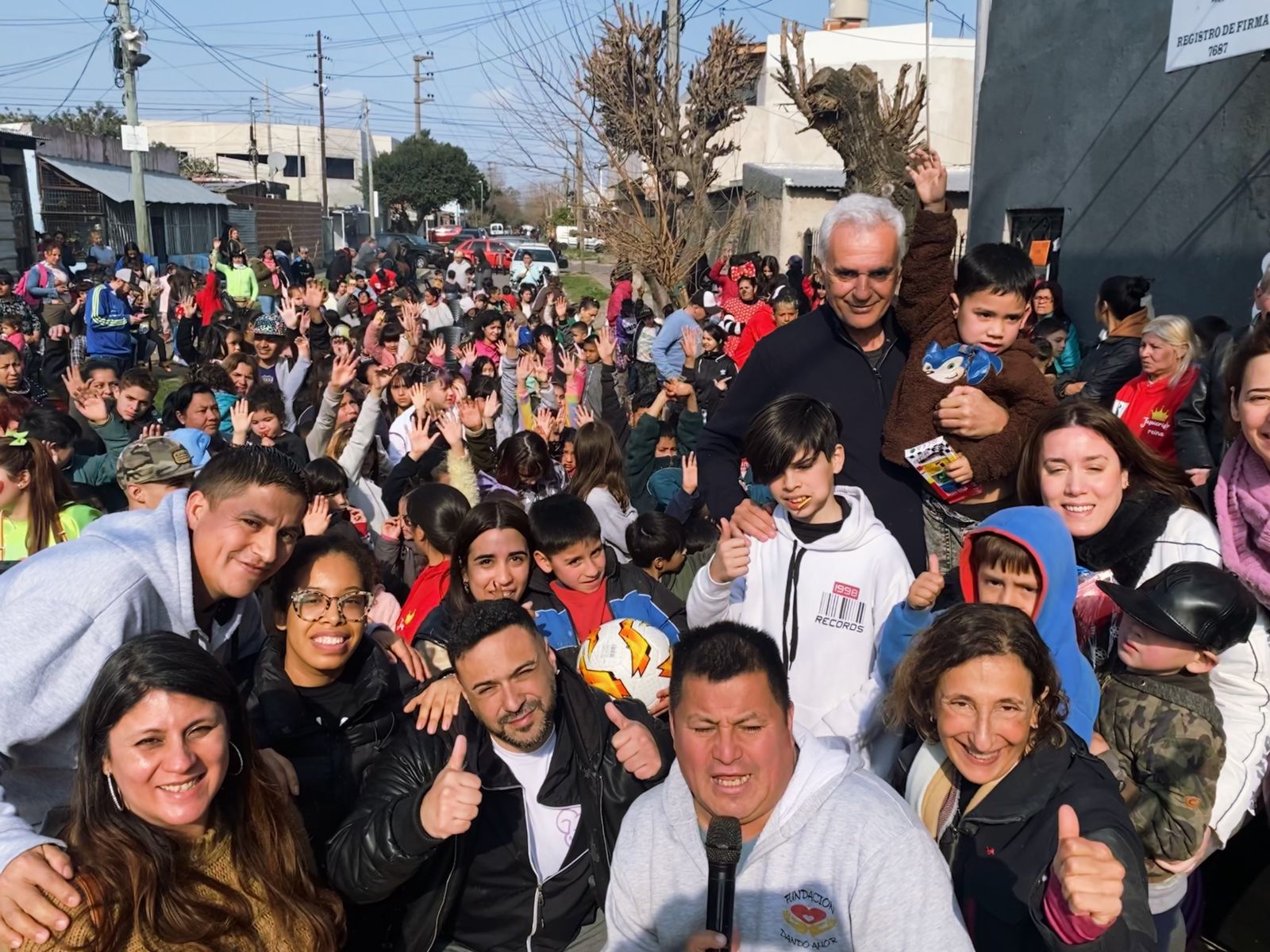 Abogados entregaron juguetes y encabezaron jornada solidaria previo al Día de la Niñez con pequeños de Bernal Oeste