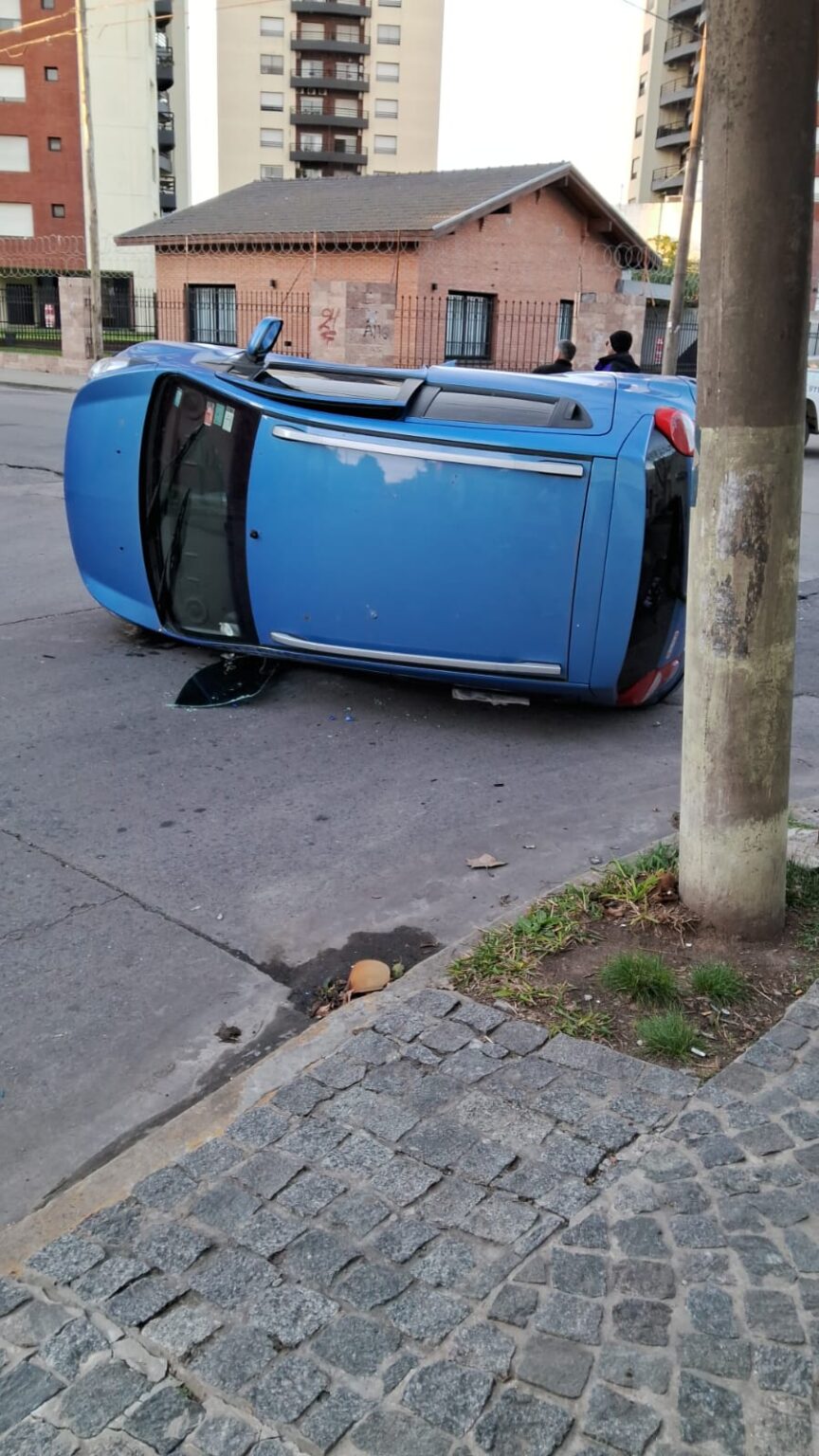 Choque y vuelco en Quilmes Este sin heridos que lamentar