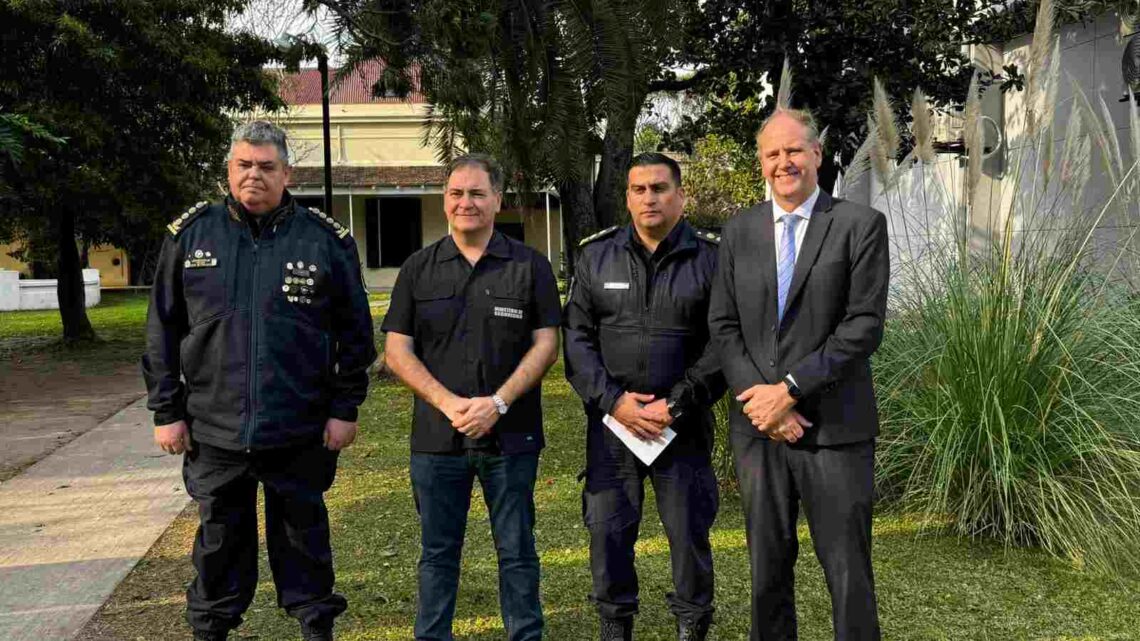 Las iglesias evangélicas lanzaron el programa “Iglesia Presente” reconociendo a policías de Quilmes