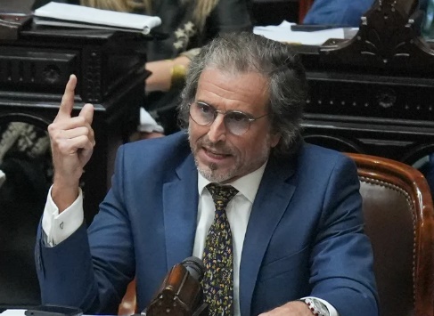 Benegas Lynch defendió el veto de Milei al aumento en jubilaciones y afirmó: “a los ricos los están masacrando”