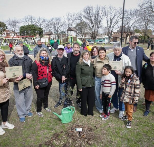 Mayra Mendoza y Cuattromo inauguraron nuevos juegos en la plaza Héroes de Malvinas