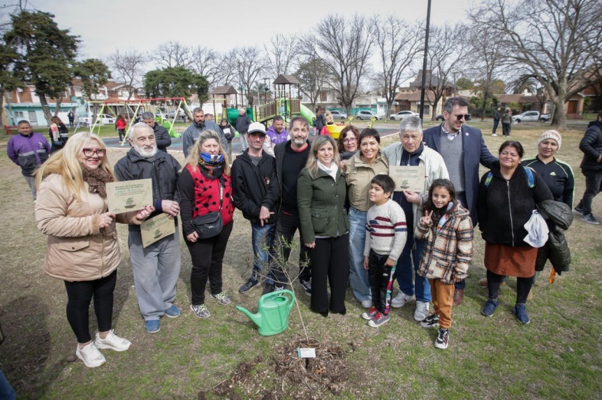 Mayra Mendoza y Cuattromo inauguraron nuevos juegos en la plaza Héroes de Malvinas