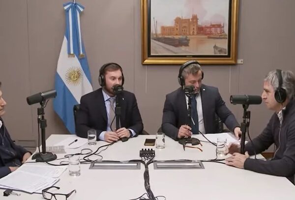 Buenas noticias: con foco en el blanqueo y las necesidades de los argentinos Caputo estrenó el canal de Youtube de Economía