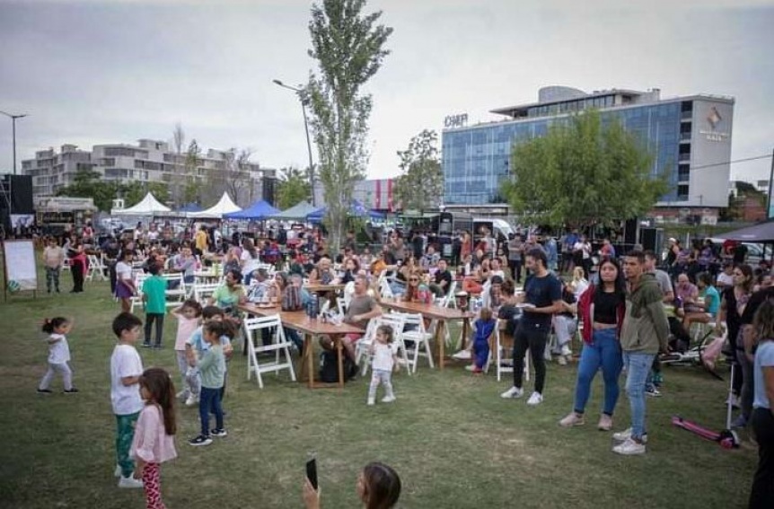 Festejos por el Día de la Primavera y del Estudiante en el Parque Lineal Don Bosco