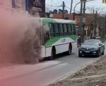 Colectivo de la línea 500 se incendió con pasajeros a bordo en Florencio Varela