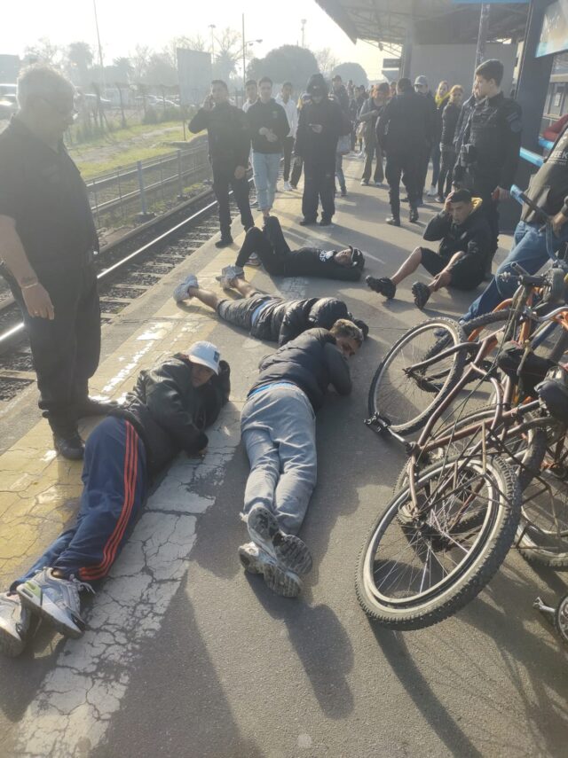 Batalla con palos y gomeras entre dos bandas de afiladores terminó con 11 detenidos a bordo del tren Sarmiento