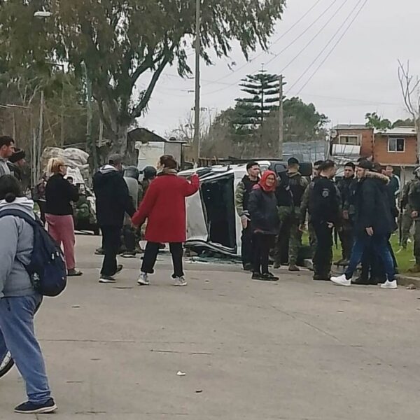 Incidentes con vecinos tras embestir un móvil policial a una familia en la ribera de Quilmes