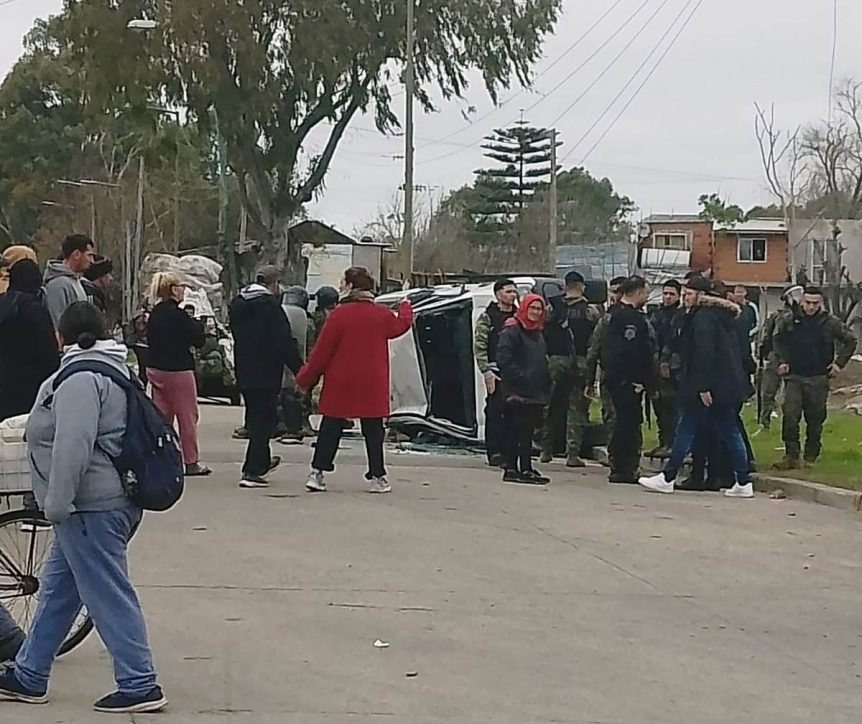 Incidentes con vecinos tras embestir un móvil policial a una familia en la ribera de Quilmes