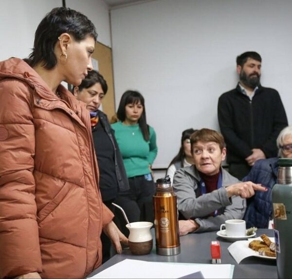 Mayra Mendoza acompañó a ediles en el repudio al veto del Milei a la ley de jubilaciones