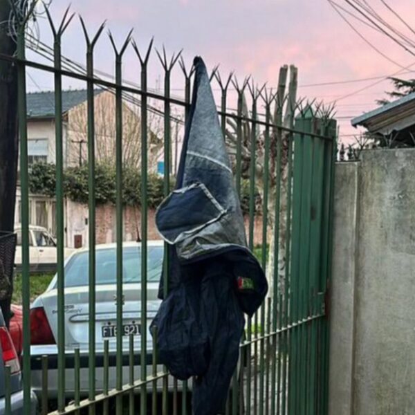 Quiso robar una casa en Bernal, huyó, y su ropa quedó enganchada en la reja; piden mayor presencia policial