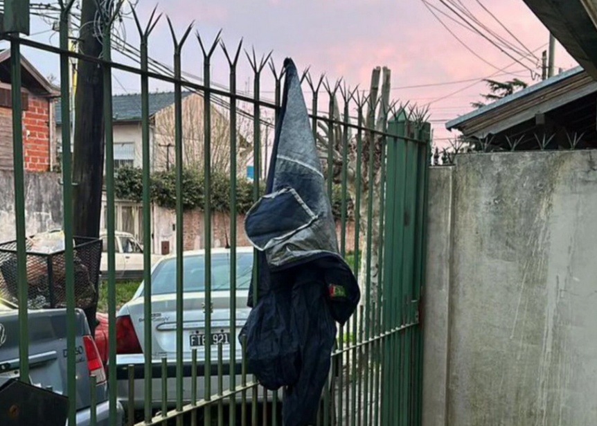 Quiso robar una casa en Bernal, huyó, y su ropa quedó enganchada en la reja; piden mayor presencia policial