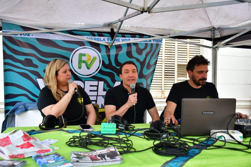 Florencio Varela recibió la primavera con el aniversario de la Radio Municipal, moda y música en vivo