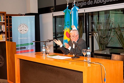 Disertación del ministro Torres sobre desarrollo sostenible y cuidado ambiental en Azul