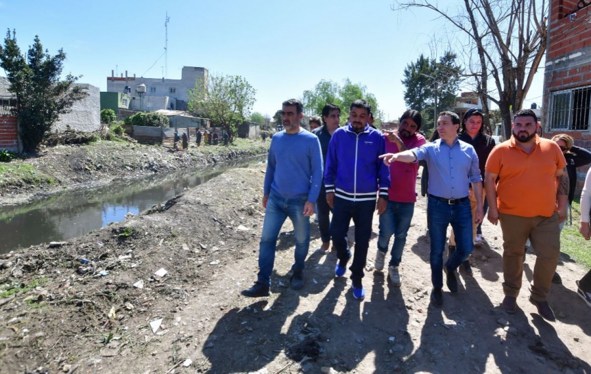 El municipio varelense y Provincia coordinaron labores de limpieza en el arroyo Las Piedras