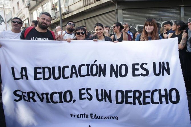 Mayra Mendoza participó junto a estudiantes de la marcha universitaria y cuestionó duramente a Milei