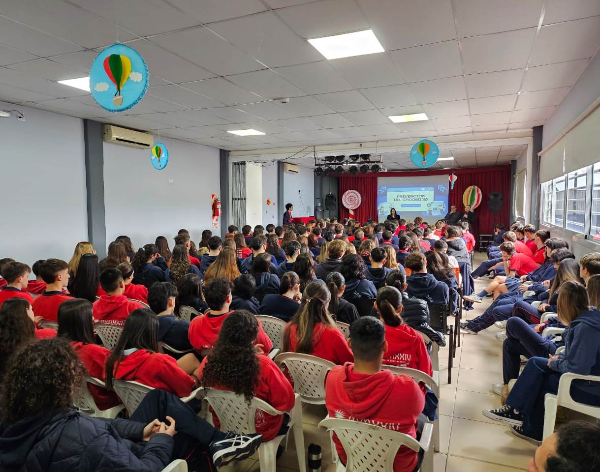 Taller de prevención sobre grooming a cargo de profesionales de la UFI N° 8 temática de cibercrimen en la Escuela Cimdip Miguel Cané en Quilmes Oeste