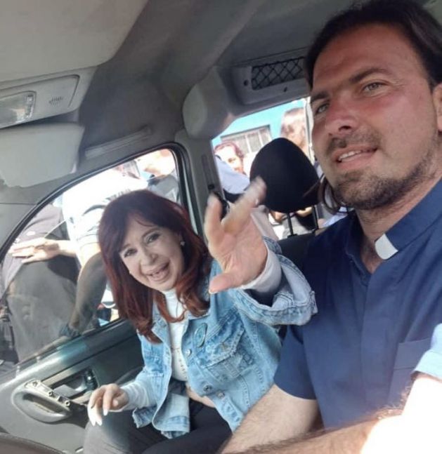 Cristina Fernández de Kirchner junto al Padre Nicolás “Tano” Angelotti en La Matanza