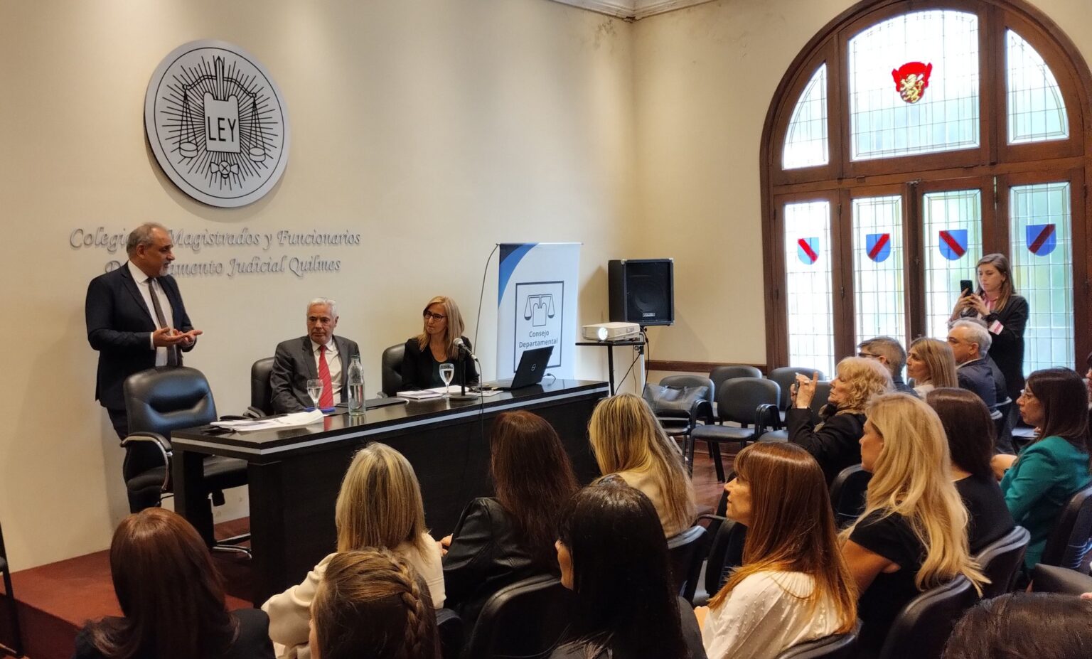 El miembro de la Suprema Corte, Sergio Torres, encabezó jornada académica sobre lenguaje claro en la justicia en el Colegio de Magistrados de Quilmes