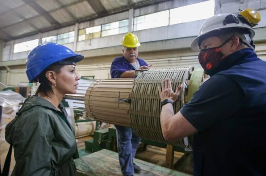 Mayra Mendoza recorrió la fábrica Faraday donde dialogó con autoridades y trabajadores