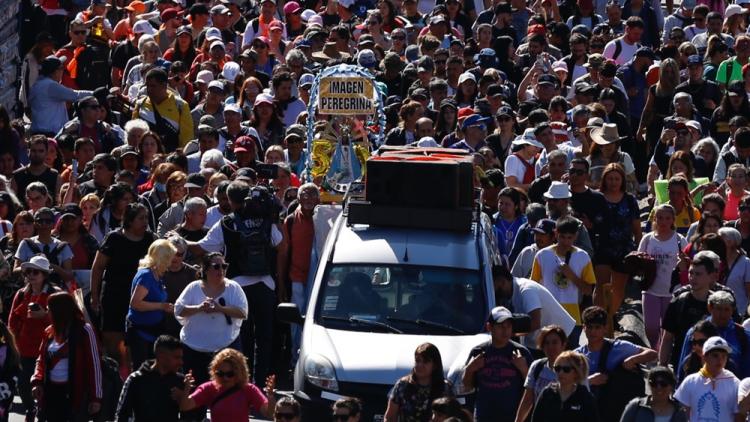 Una multitud caminó a Luján rezando por la paz, el diálogo y la unidad