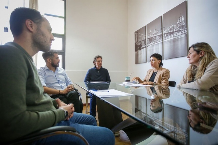 Mayra Mendoza le entregó el certificado de habilitación industrial a la empresa Verplast SA