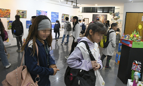 Niños y niñas de escuelas primarias de La Plata expusieron sus obras de artes en el Museo del Servicio Penitenciario Bonaerense