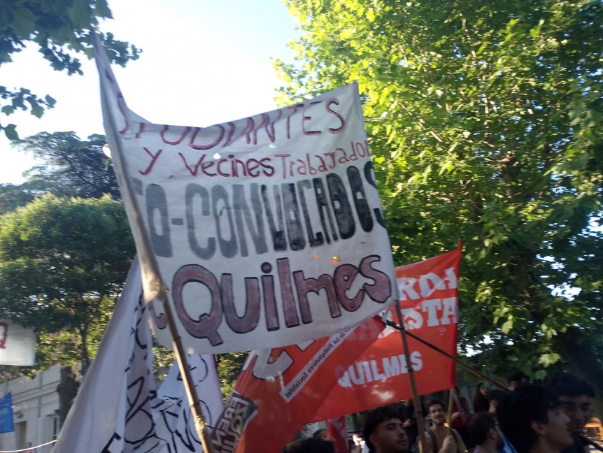 Una multitud de docentes y estudiantes reclamaron por las calles de Quilmes por el financiamiento de la educación pública