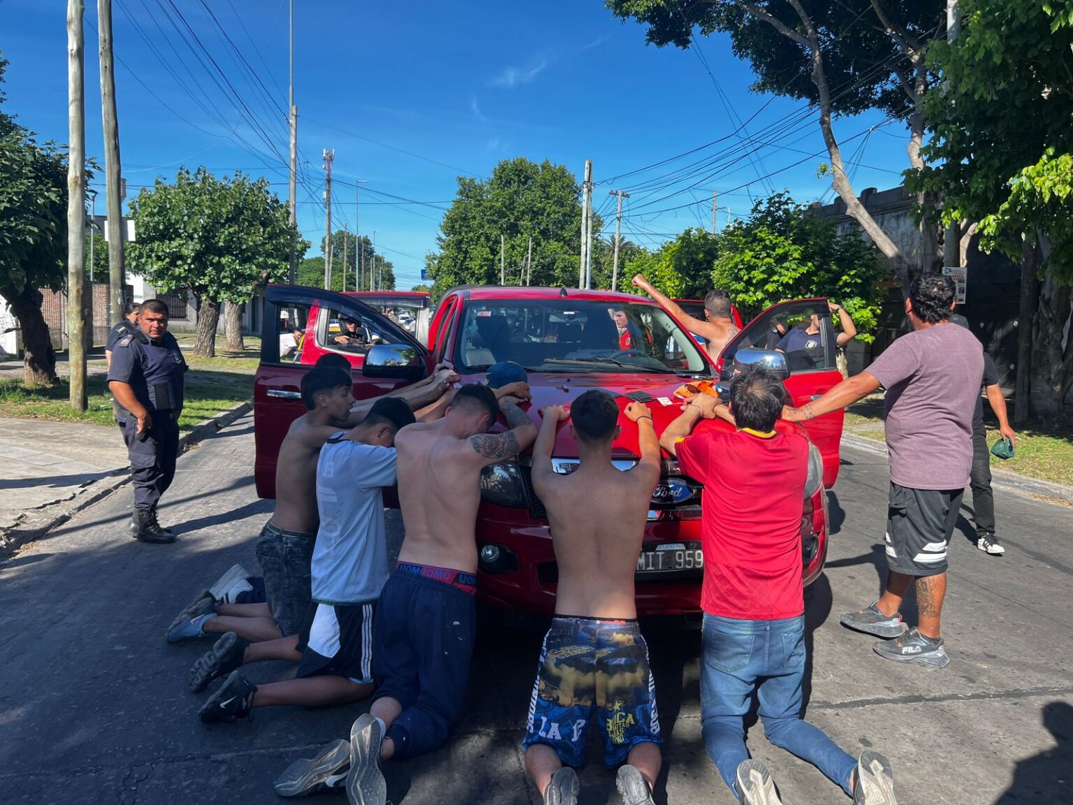 Pelea vecinal generalizada en Berazategui culminó con una mujer fallecida; heridos, robo e incendio; más de una decena de detenidos