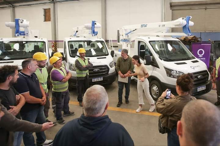 Mayra Mendoza presentó 5 nuevas camionetas para el área de Alumbrado Público