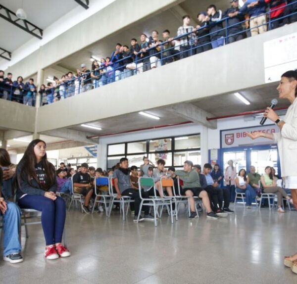 Ezpeleta: Mayra Mendoza y el rector Alfredo Alfonso en el acto de escrituración de la ESET-UNQ