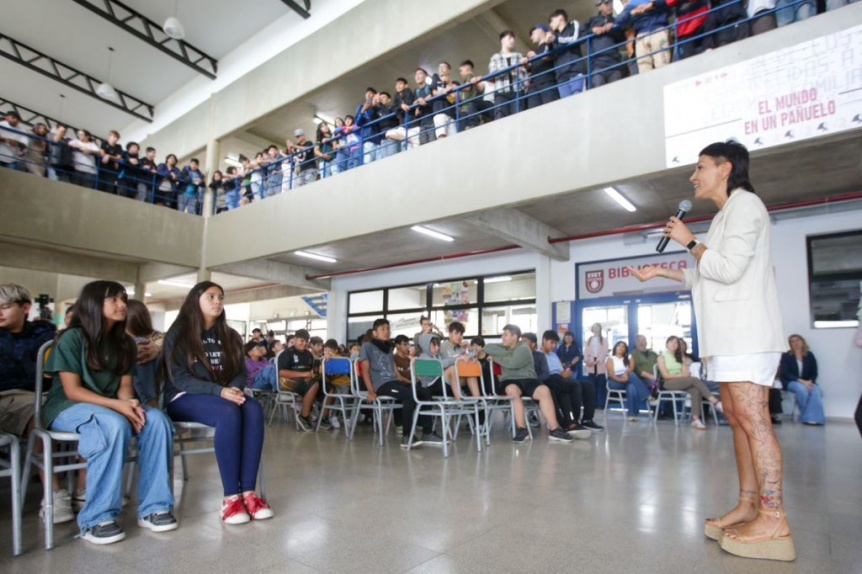 Ezpeleta: Mayra Mendoza y el rector Alfredo Alfonso en el acto de escrituración de la ESET-UNQ