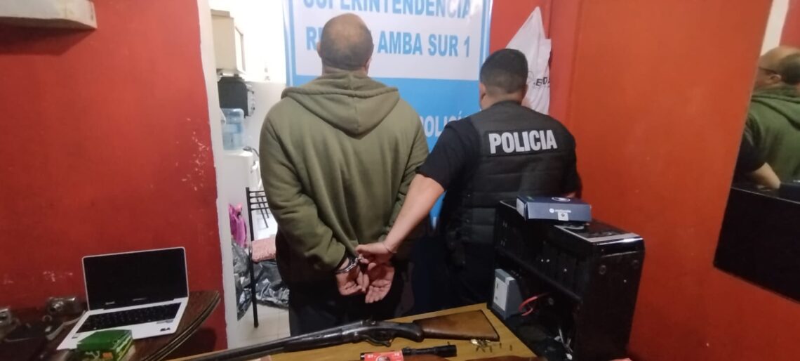 Allanamiento en Quilmes: detienen a hombre por posesión de material de abuso sexual infantil y armas