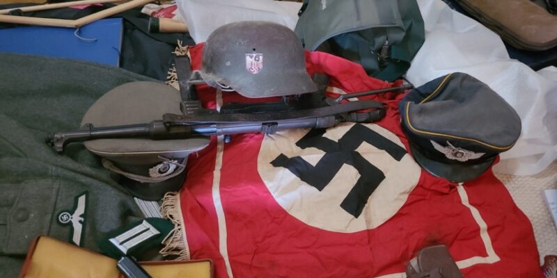 Un detenido en Bernal por tráfico internacional de armas y objetos de simbología nazi