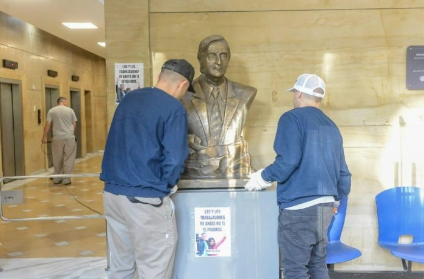 El Gobierno retiró el busto de Néstor Kirchner del edificio de Anses