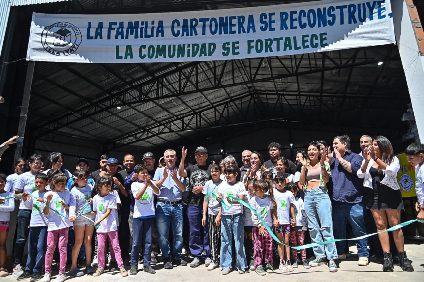 Mayra Mendoza y Larroque en la reinauguración del centro de reciclaje de los Cartoneros de Itatí