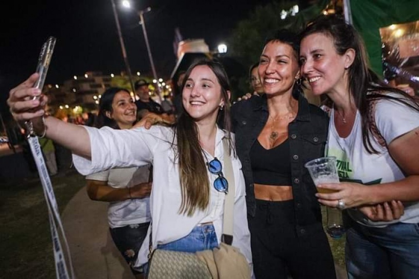 Mayra Mendoza recorrió una nueva edición del “Festival Cervecero” en el Parque Lineal Don Bosco