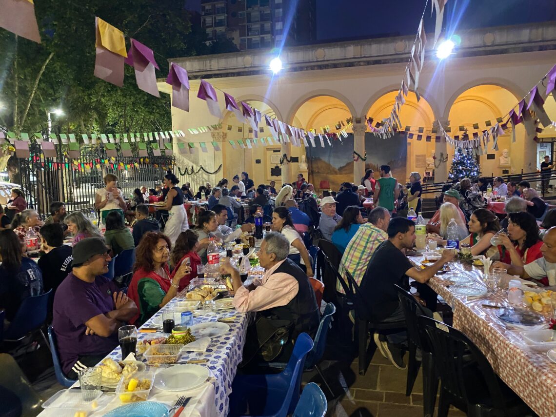 Se realizó la tradicional Cena de Nochebuena en la Catedral de Quilmes bajo el lema “Navidad puerta abierta, mesa compartida”