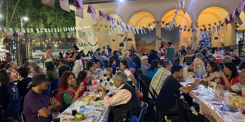 Se realizó la tradicional Cena de Nochebuena en la Catedral de Quilmes bajo el lema “Navidad puerta abierta, mesa compartida”