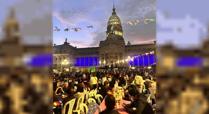 La cena navideña frente al Congreso albergó a miles de personas en situación de calle