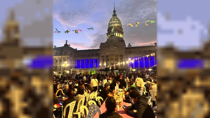 La cena navideña frente al Congreso albergó a miles de personas en situación de calle