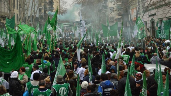 Estatales amenazan con un paro nacional frente a 50 mil posibles despidos