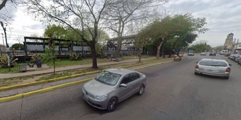 Tragedia en Ezpeleta: chocó frontalmente con su auto contra un árbol y murió