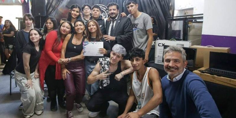 Mayra Mendoza junto al Ministro de Justicia bonaerense en la entrega de premio a estudiantes secundarios en Quilmes Oeste