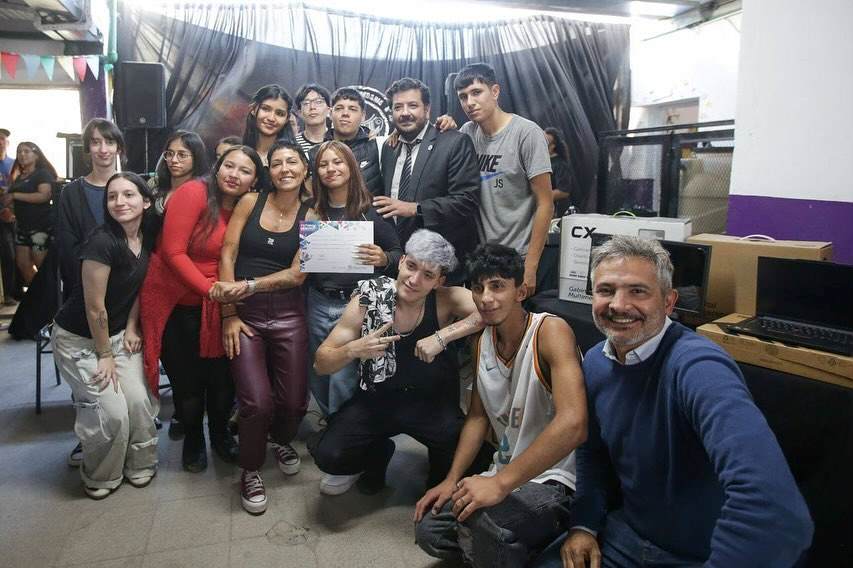 Mayra Mendoza junto al Ministro de Justicia bonaerense en la entrega de premio a estudiantes secundarios en Quilmes Oeste