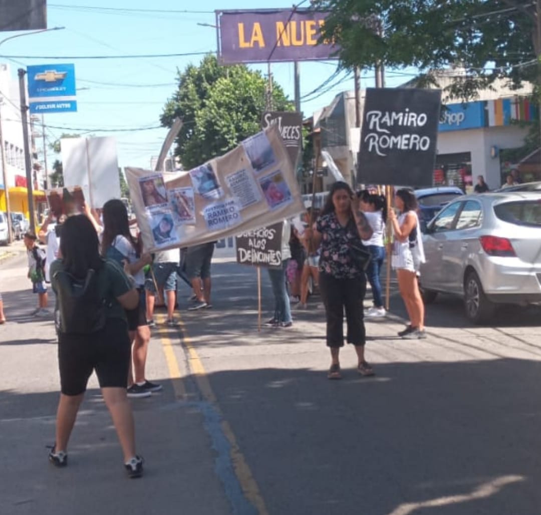 Protesta en el Fuero de Menores en reclamo de justicia por el crimen de un joven del barrio Novak