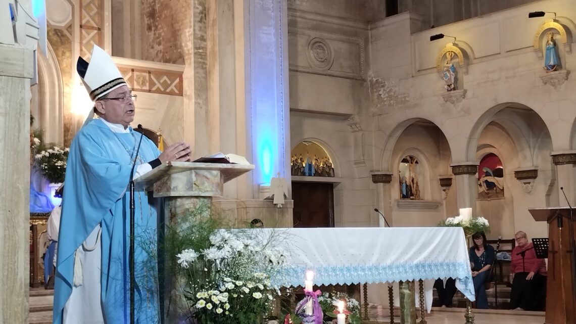 “No podemos aceptar que una persona deba elegir entre comprar sus remedios o comer”, mensaje de Monseñor Tissera en la Catedral de Quilmes