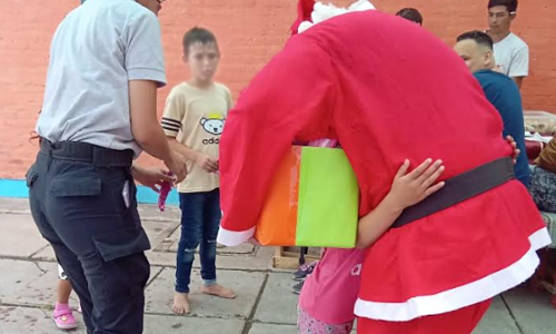 Papá Noel pasó por la Unidad 23 de Florencio Varela con regalos para los niños y niñas de las visitas