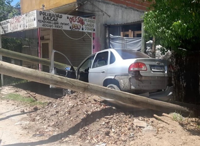 Bernal Oeste: robó un auto, lo persiguió Prefectura y terminó chocando