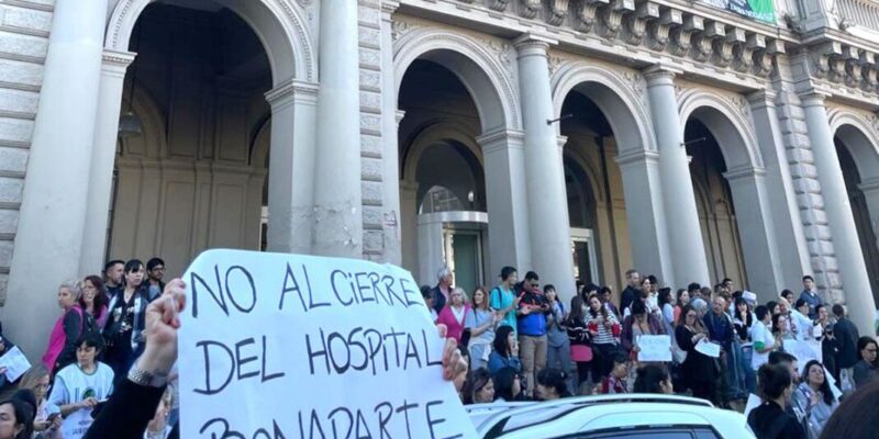 Oficializan la intervención del Hospital Bonaparte tras los 200 despidos